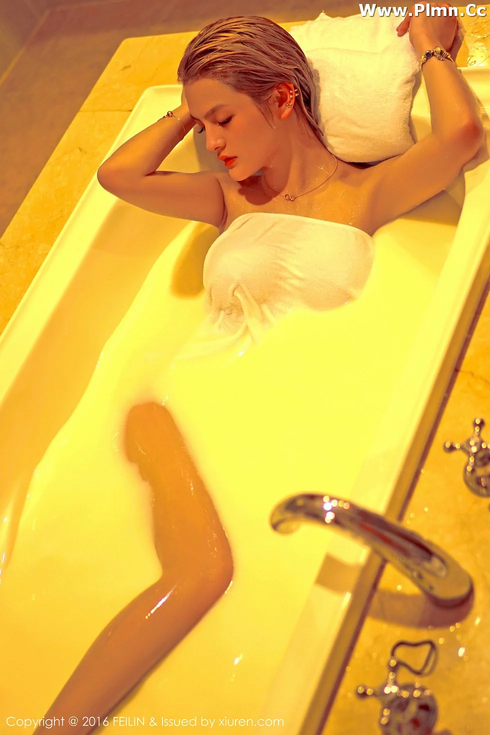 [FeiLin嗲囡囡]Vol.029_嫩模史雯Swan芽庄旅拍浴缸里湿身凸点诱惑写真47P