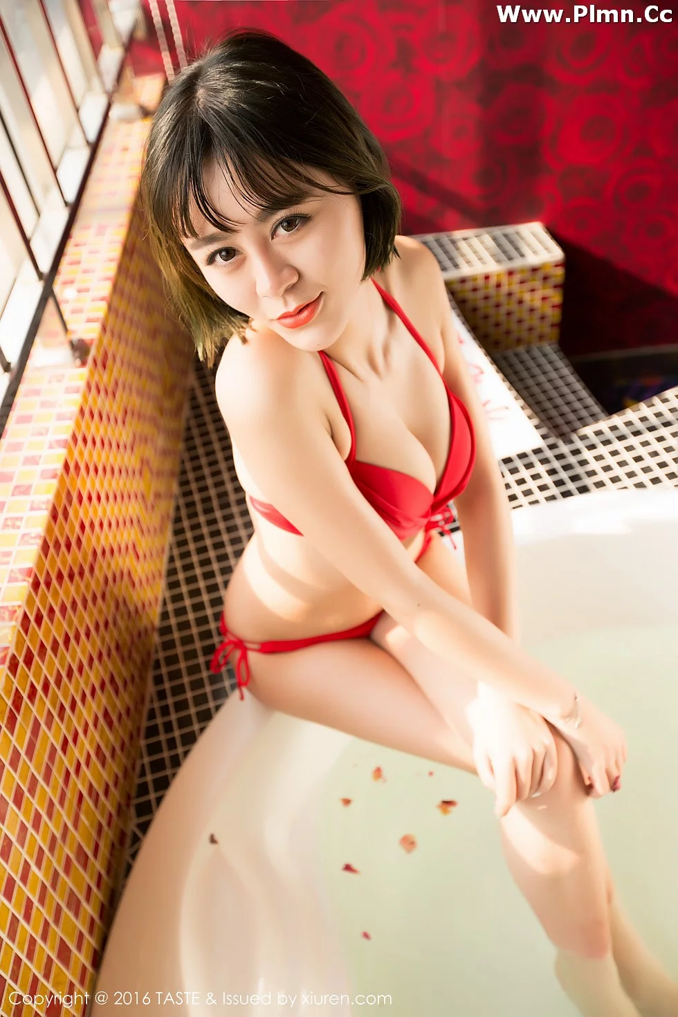 [Taste顽味生活]Vol.014_嫩模汪萌萌浴缸里红色比基尼湿身秀完美曲线写真45P