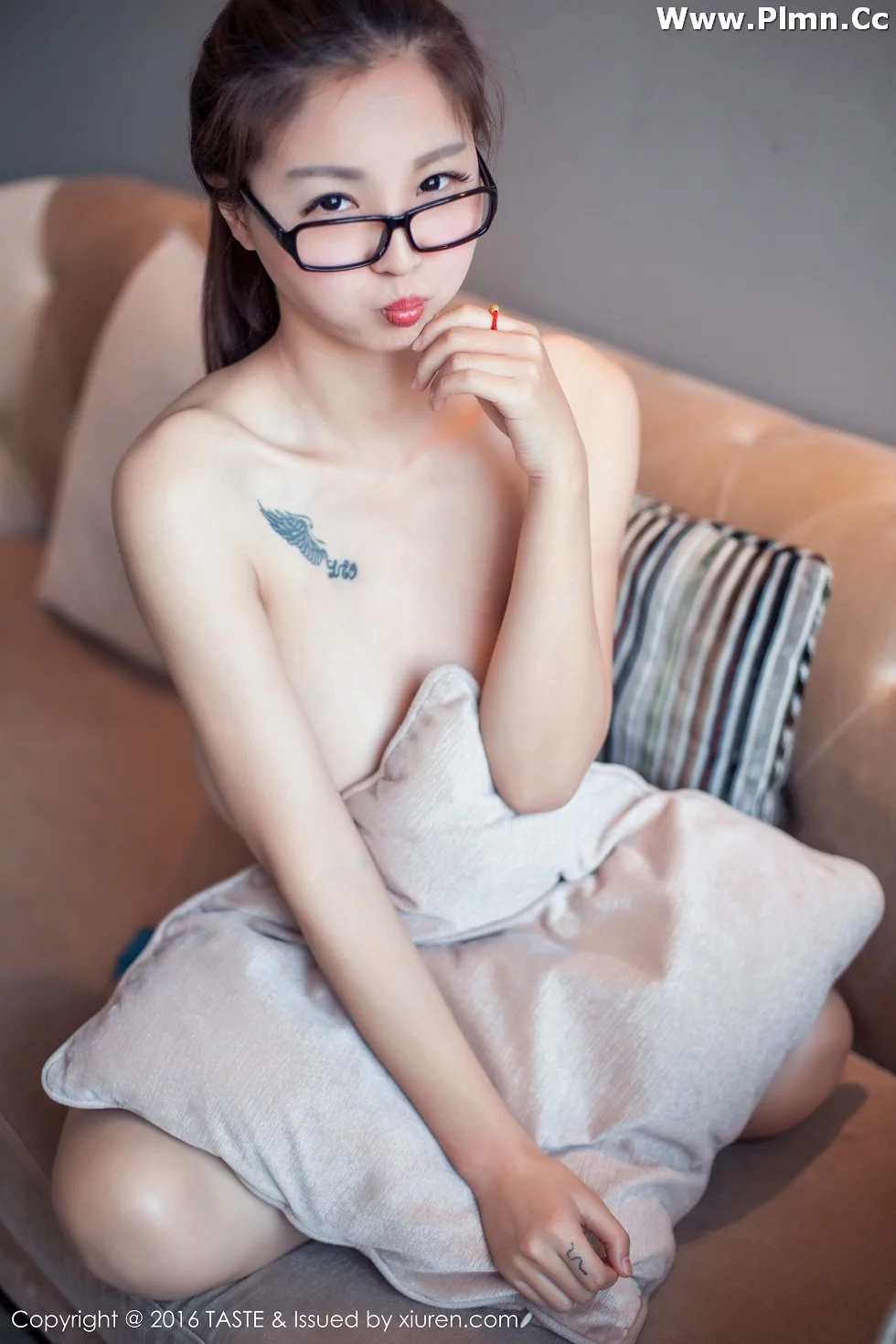 [Taste顽味生活]Vol.011_巨乳嫩模Anglica半裸上身秀豪乳蓝色内裤性感写真55P