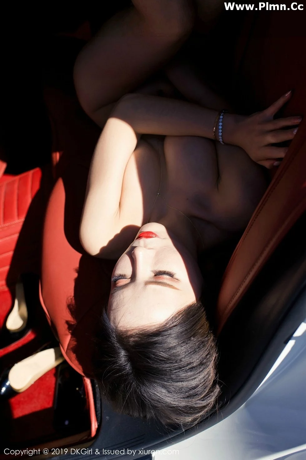 [DKGirl御女郎]Vol.097_嫩模艾小青户外车拍全裸上身露豪乳遮点撩人诱惑写真45P