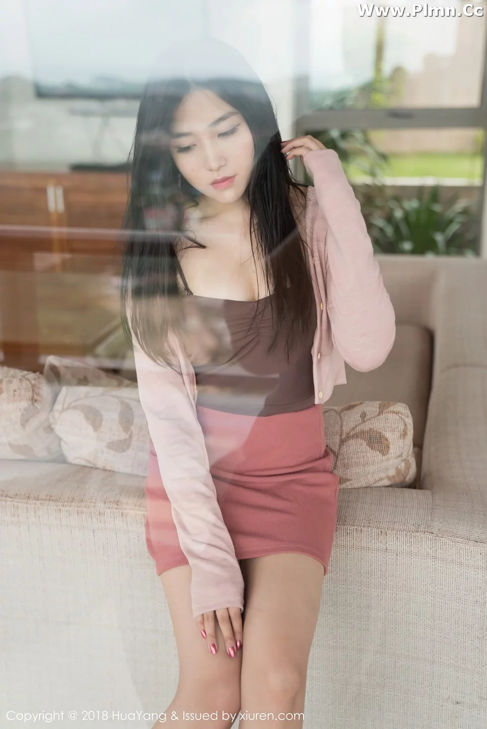 [HuaYang花漾]Vol.029_女神许诺Sabrina泰国旅拍吊带内衣配粉红短裙秀完美身材写真30P