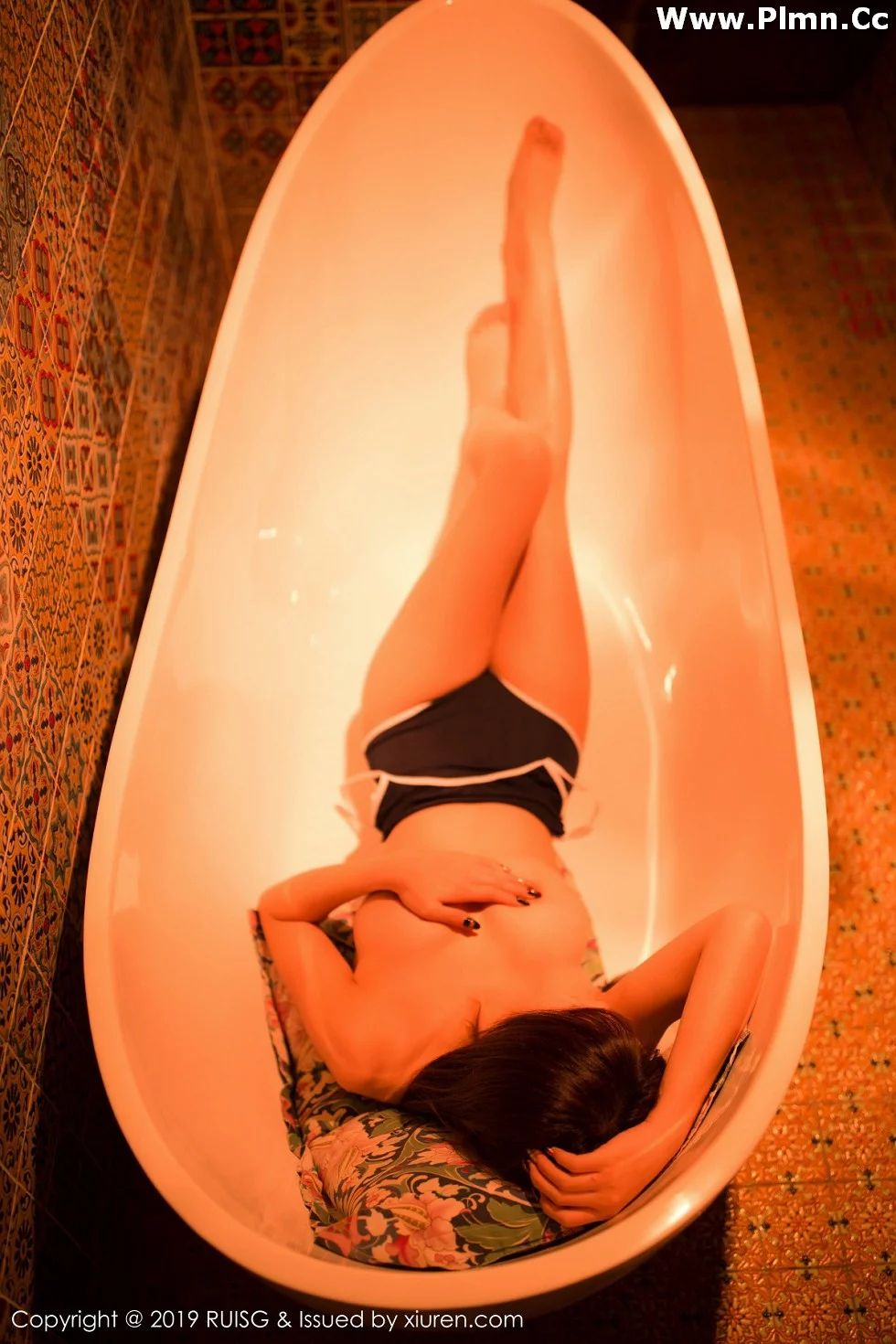 [RUISG瑞丝馆]Vol.067_嫩模圆圆Daphne私房浴缸里全裸上身露豪乳遮点极致诱惑写真44P