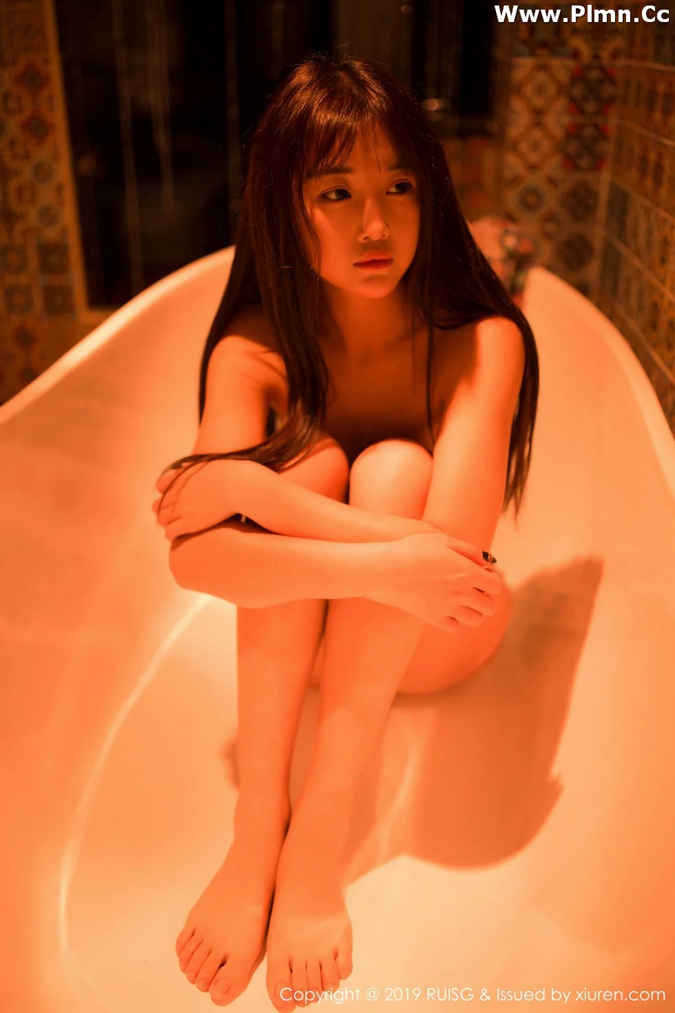[RUISG瑞丝馆]Vol.067_嫩模圆圆Daphne私房浴缸里全裸上身露豪乳遮点极致诱惑写真44P
