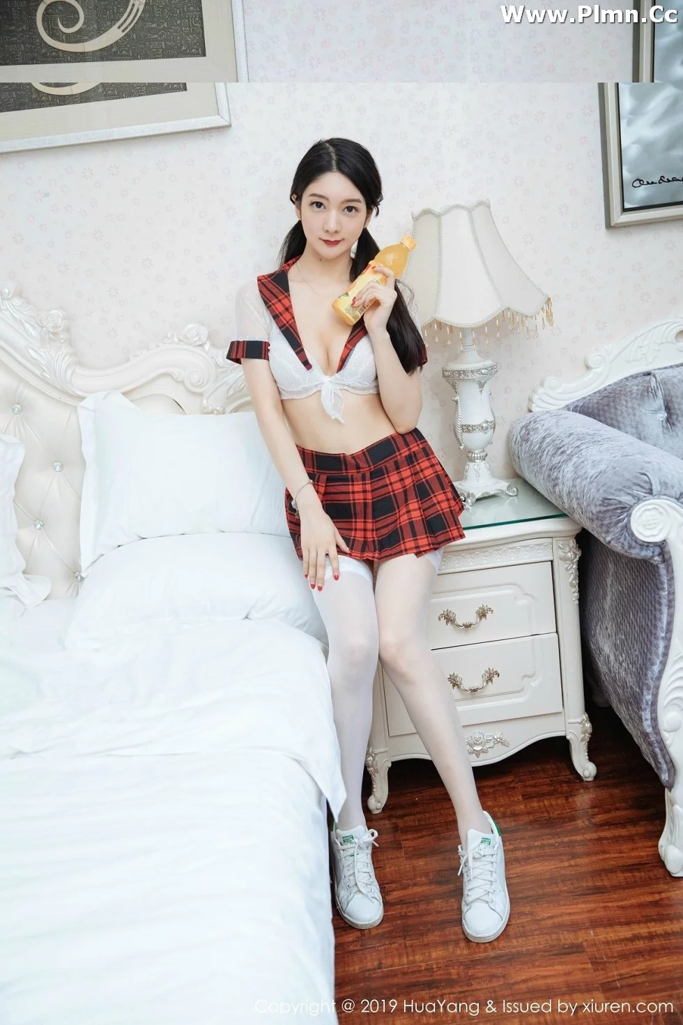[HuaYang花漾]Vol.137_女神Angela喜欢猫私房黑丝裤袜+白色蕾丝女仆装诱惑写真47P