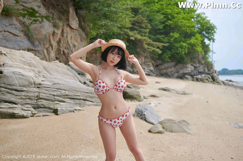 [XiuRen秀人网]No.1611_美女模特_卿卿韩国旅拍海边沙滩性感比基尼秀完美身材写真53P