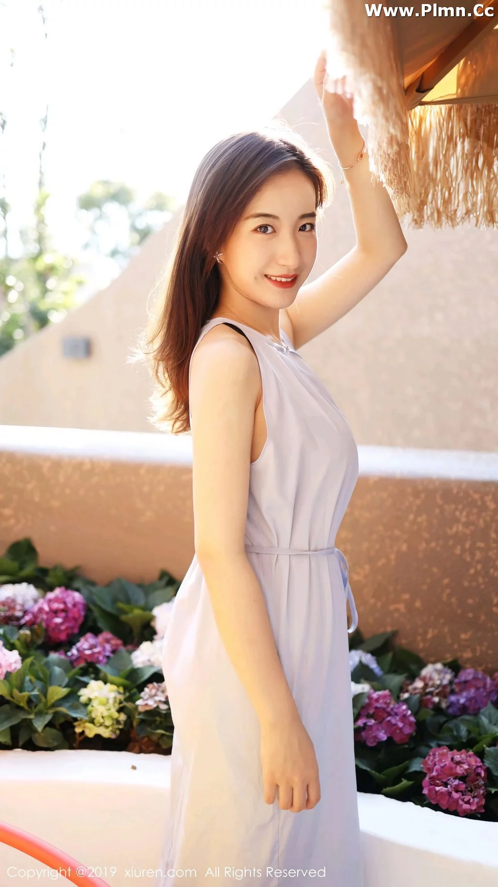 [XiuRen秀人网]No.1660_嫩模艺儿拿铁户外白色长裙清新甜美风格靓丽迷人写真57P