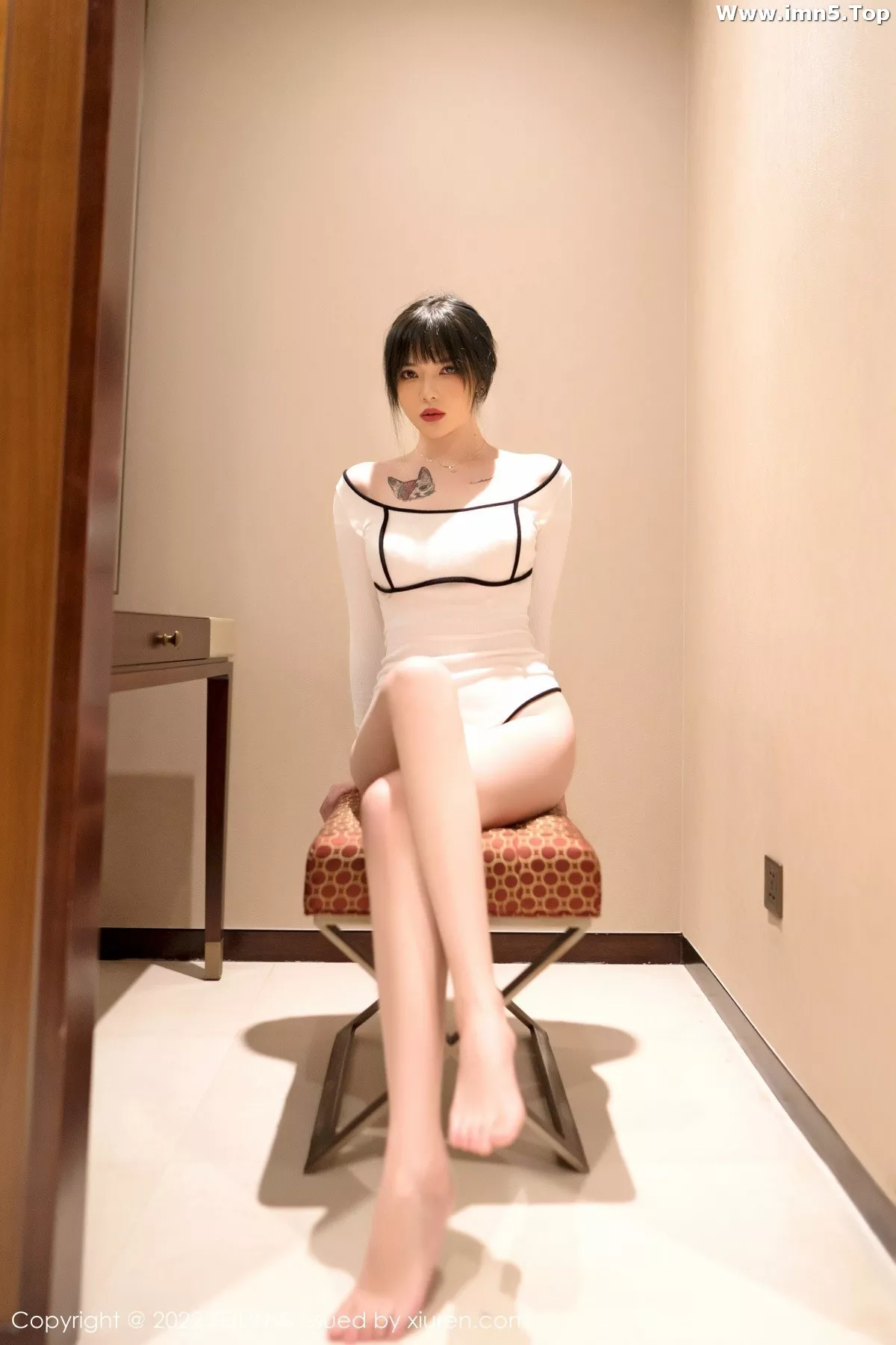 [FeiLin嗲囡囡]VOL.436_模特Arude薇薇红色露肩连衣裙+白色低胸连体衣秀曼妙身材写真44P