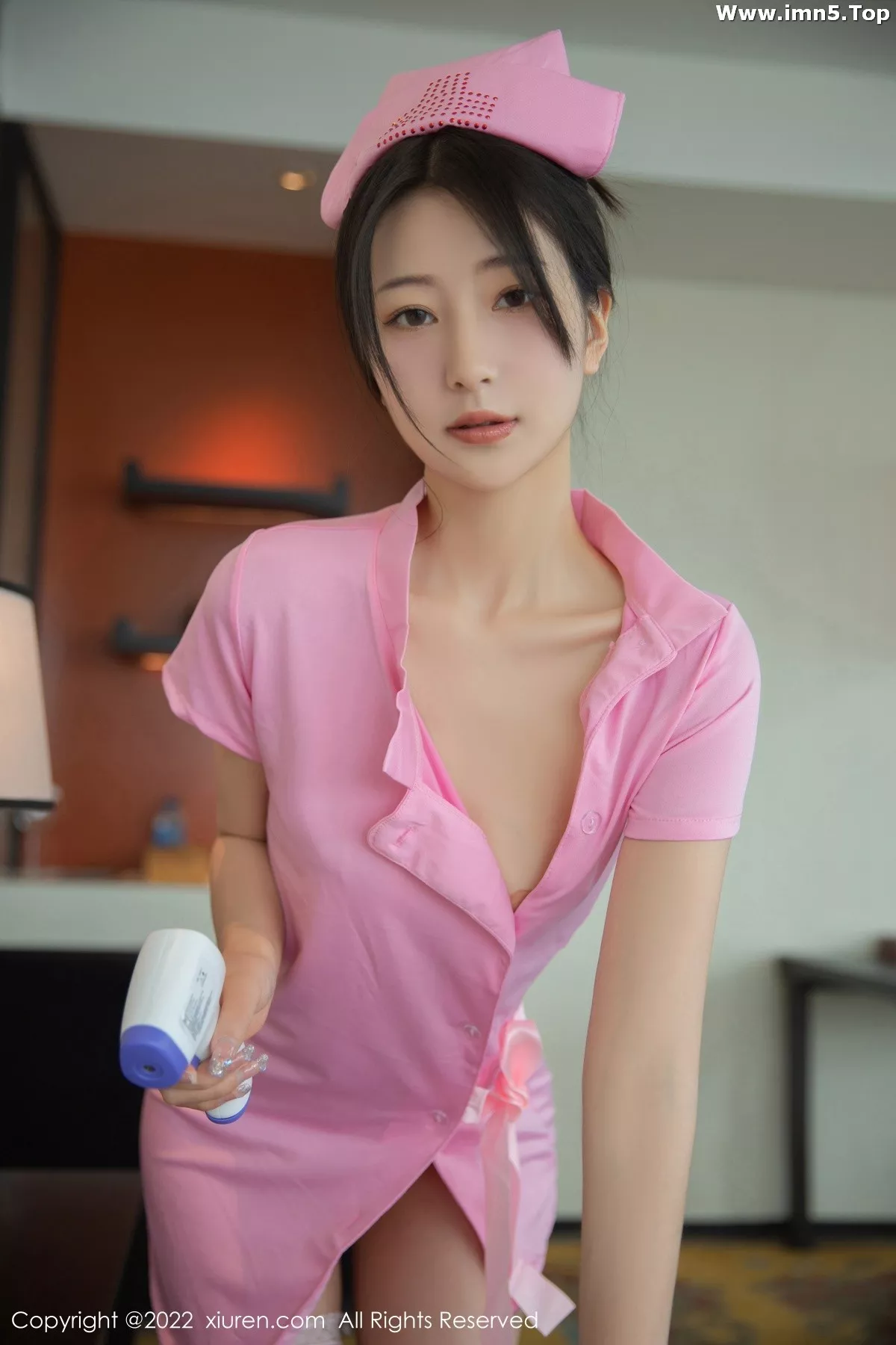 [XiuRen秀人网]No.5279_模特熊小诺家庭护士角色性感粉色护士装配白丝袜迷人诱惑写真62P