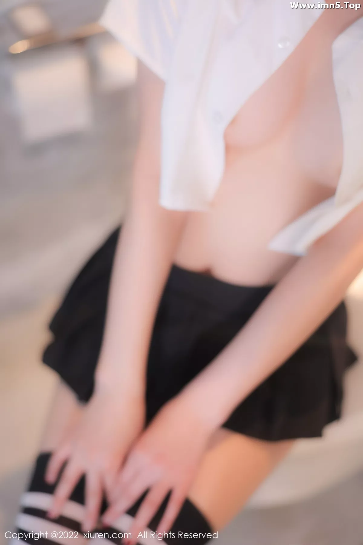 [XiuRen秀人网]No.5365_模特婠婠么性感学妹制服白色短T配黑短裙秀曼妙身姿诱惑写真98P