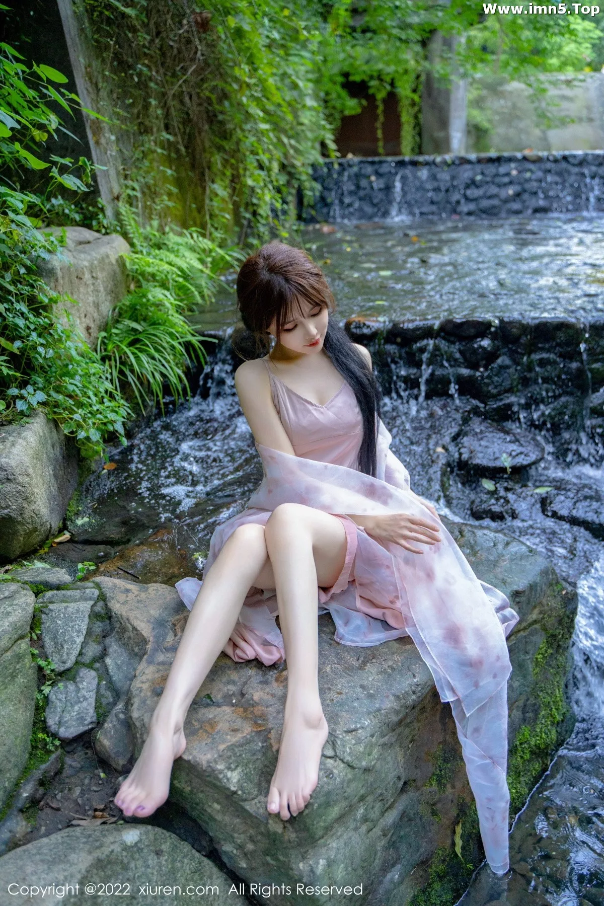 [XiuRen秀人网]No.5690_模特婠婠么户外拍摄性感淡紫色吊带裙秀曼妙身材靓丽迷人写真81P