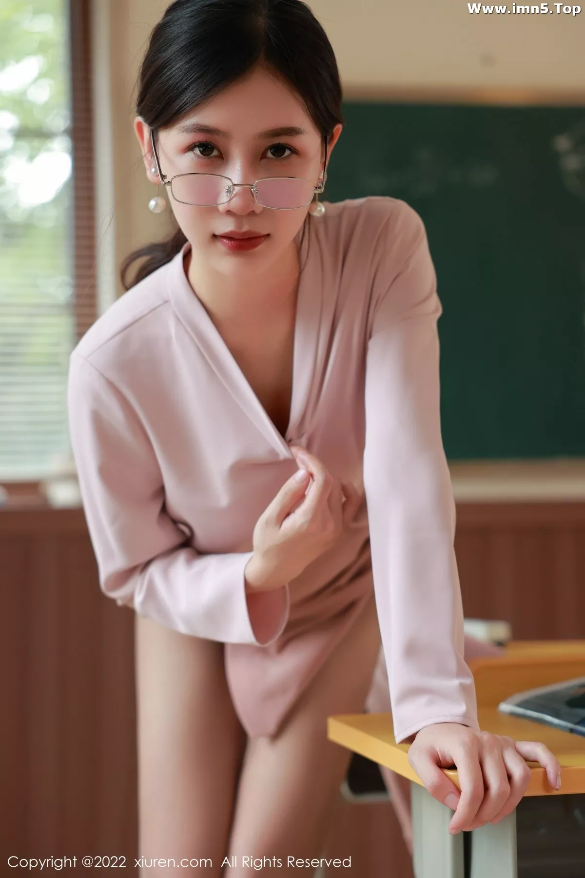 [XiuRen秀人网]No.5617_模特尹甜甜教师角色扮演性感浅色套装配灰丝裤袜迷人诱惑写真56P