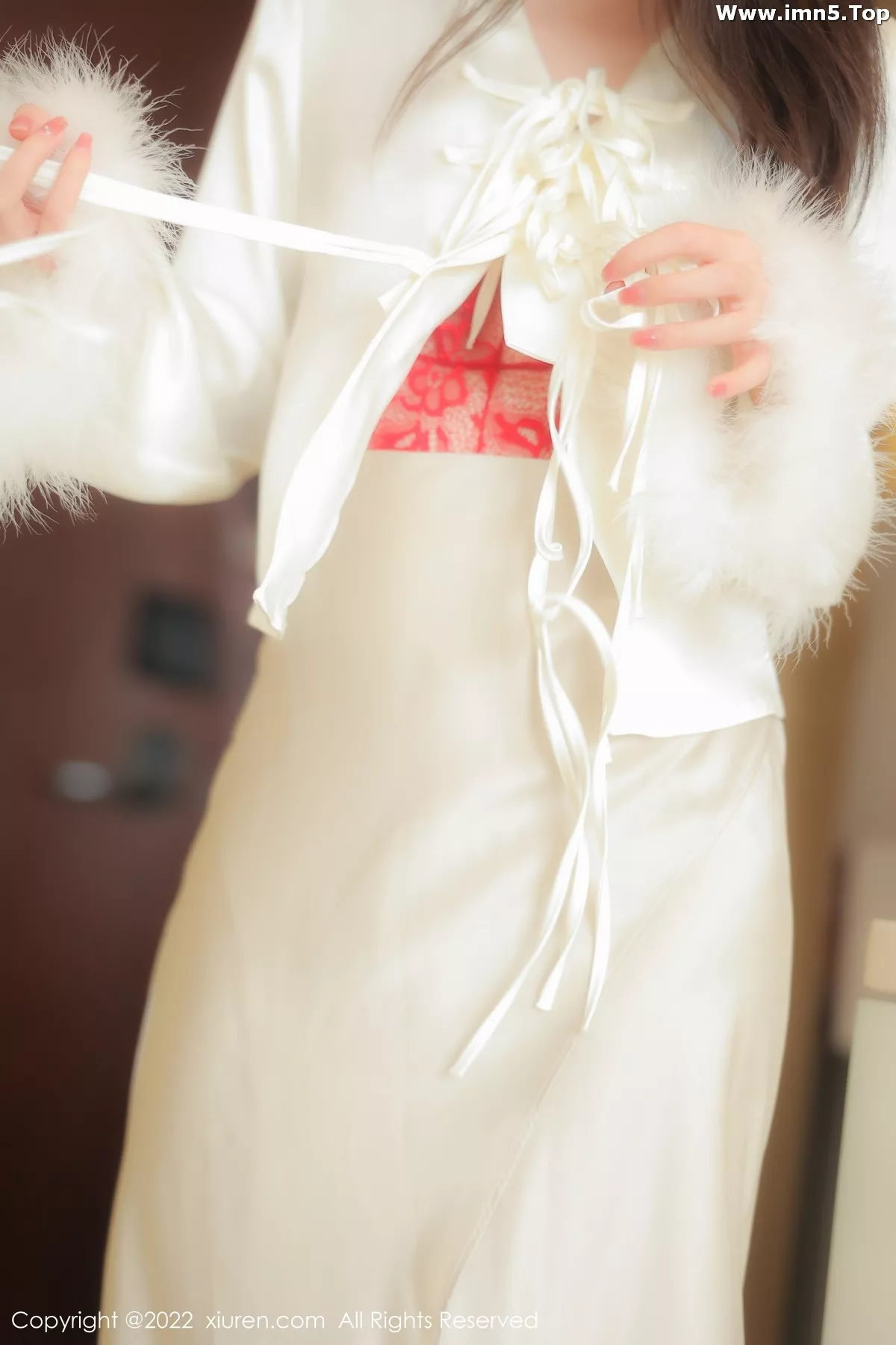 [XiuRen秀人网]No.5734_新人模特薇薇酱都市丽人脱白色套装露红色蕾丝内衣撩人诱惑写真87P