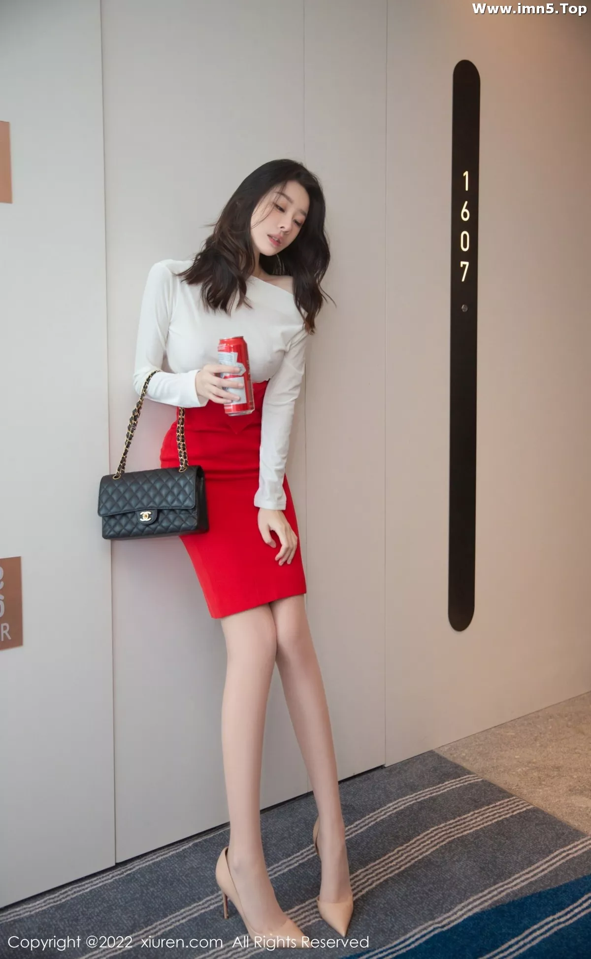 [XiuRen秀人网]No.5836_模特是小逗逗醉酒主题白色轻透收身上衣配红短裙迷人诱惑写真80P