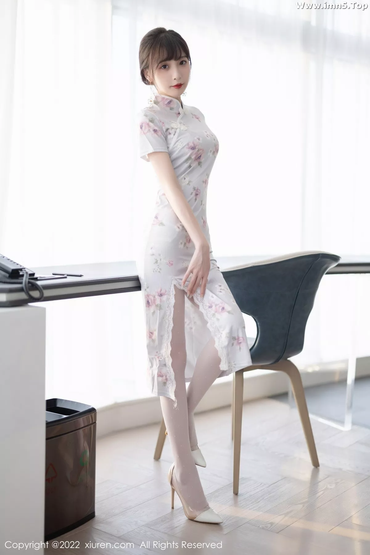 [XiuRen秀人网]No.5757_模特林星阑白色图案旗袍露浅色蕾丝内衣配白丝袜甜美迷人写真90P
