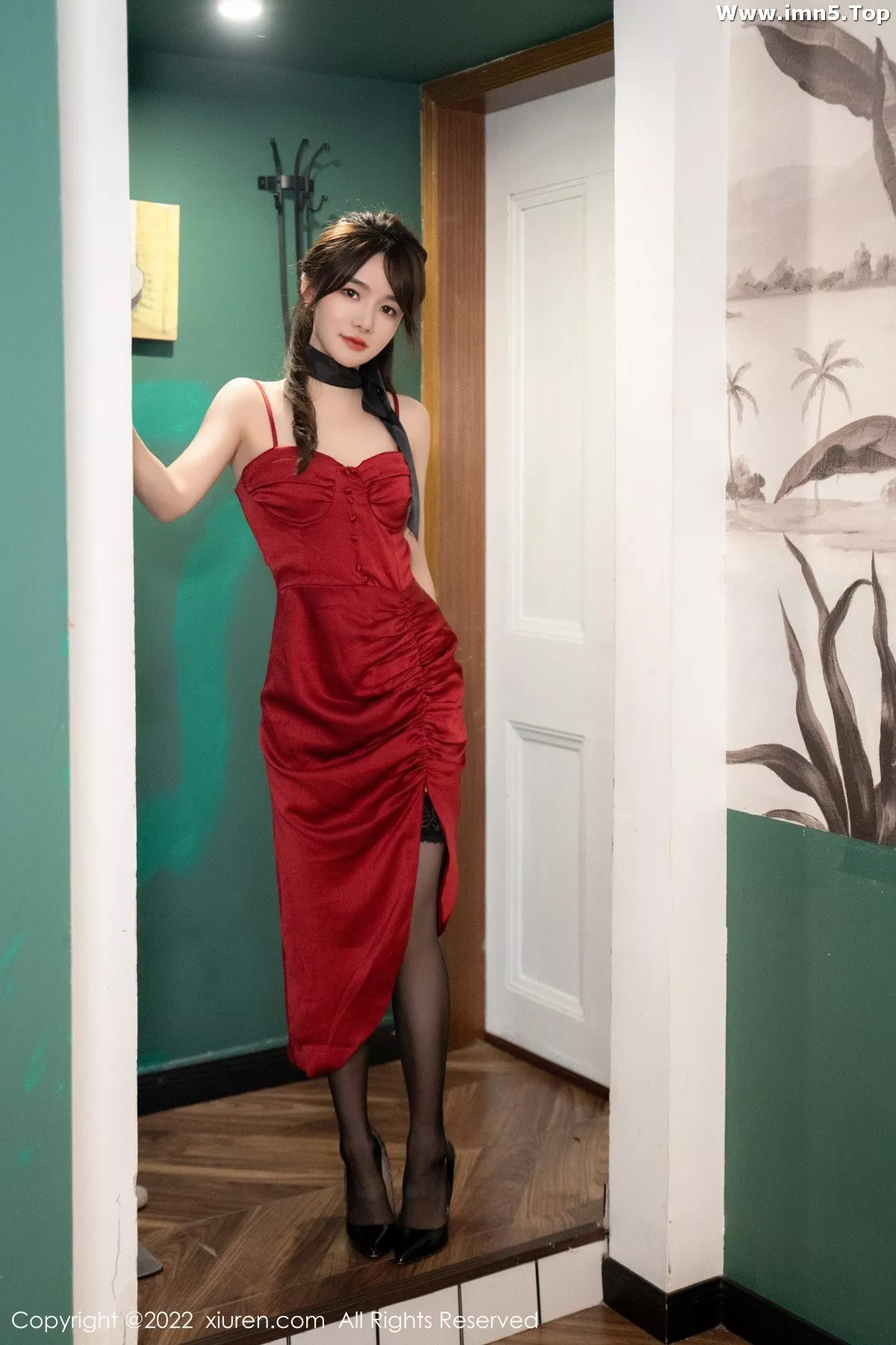 [XiuRen秀人网]No.5949_模特婠婠么脱红色吊带长裙露黑色蕾丝内衣配蕾丝吊袜魅惑写真64P