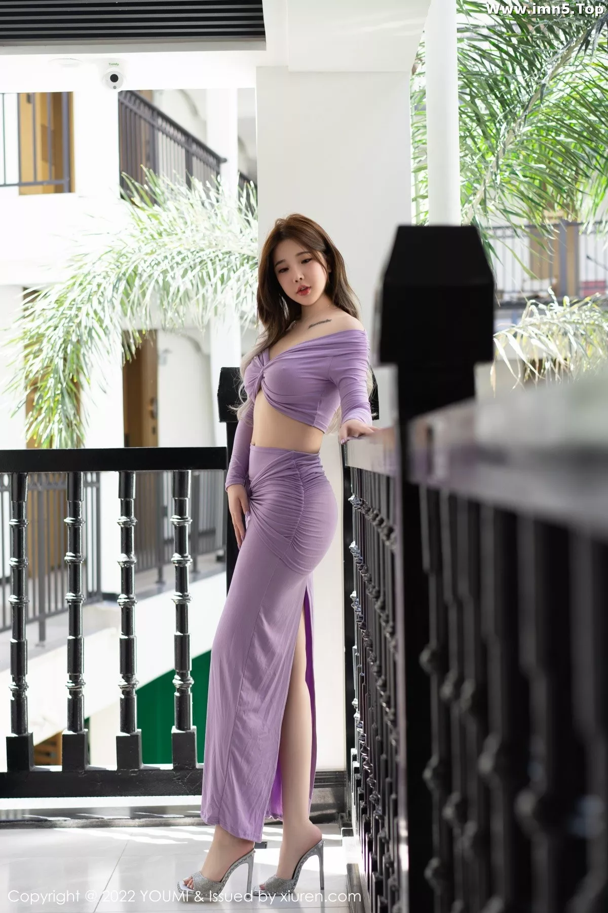 [YouMi尤蜜荟]Vol.878_模特小海臀Rena户外性感紫色短裙套装秀丰满身材迷人诱惑写真72P