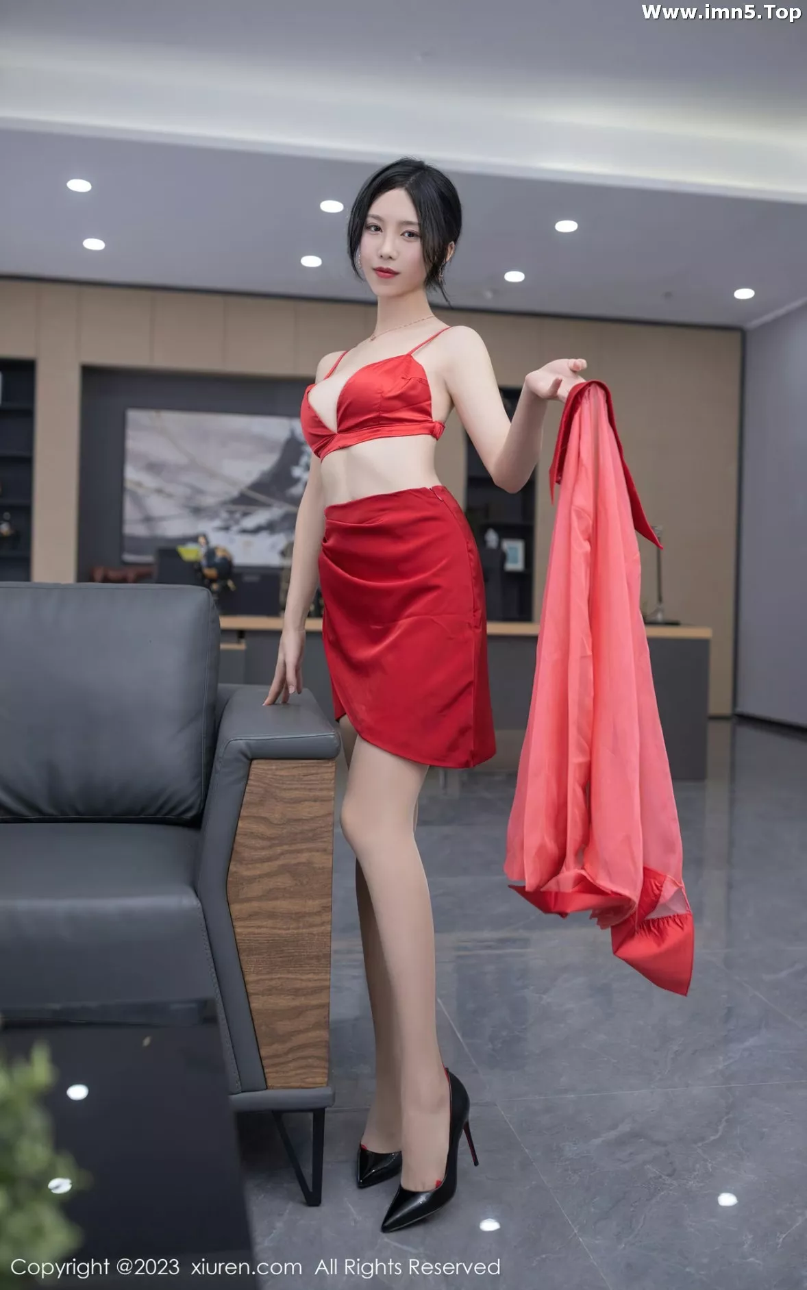 [XiuRen秀人网]No.6189_模特利世女老板角色红色薄透上衣配红短裙露红色内衣诱惑写真73P