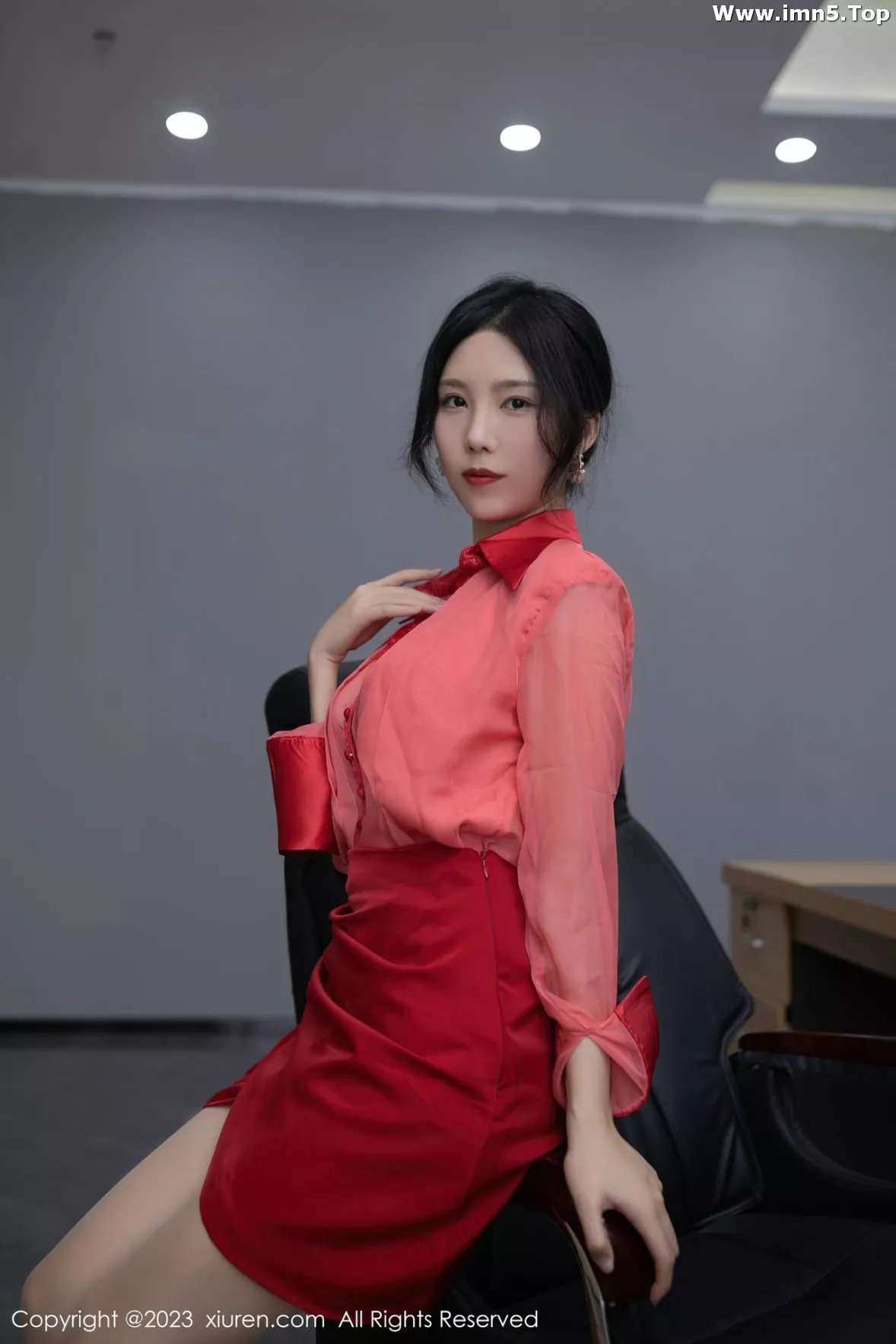 [XiuRen秀人网]No.6189_模特利世女老板角色红色薄透上衣配红短裙露红色内衣诱惑写真73P