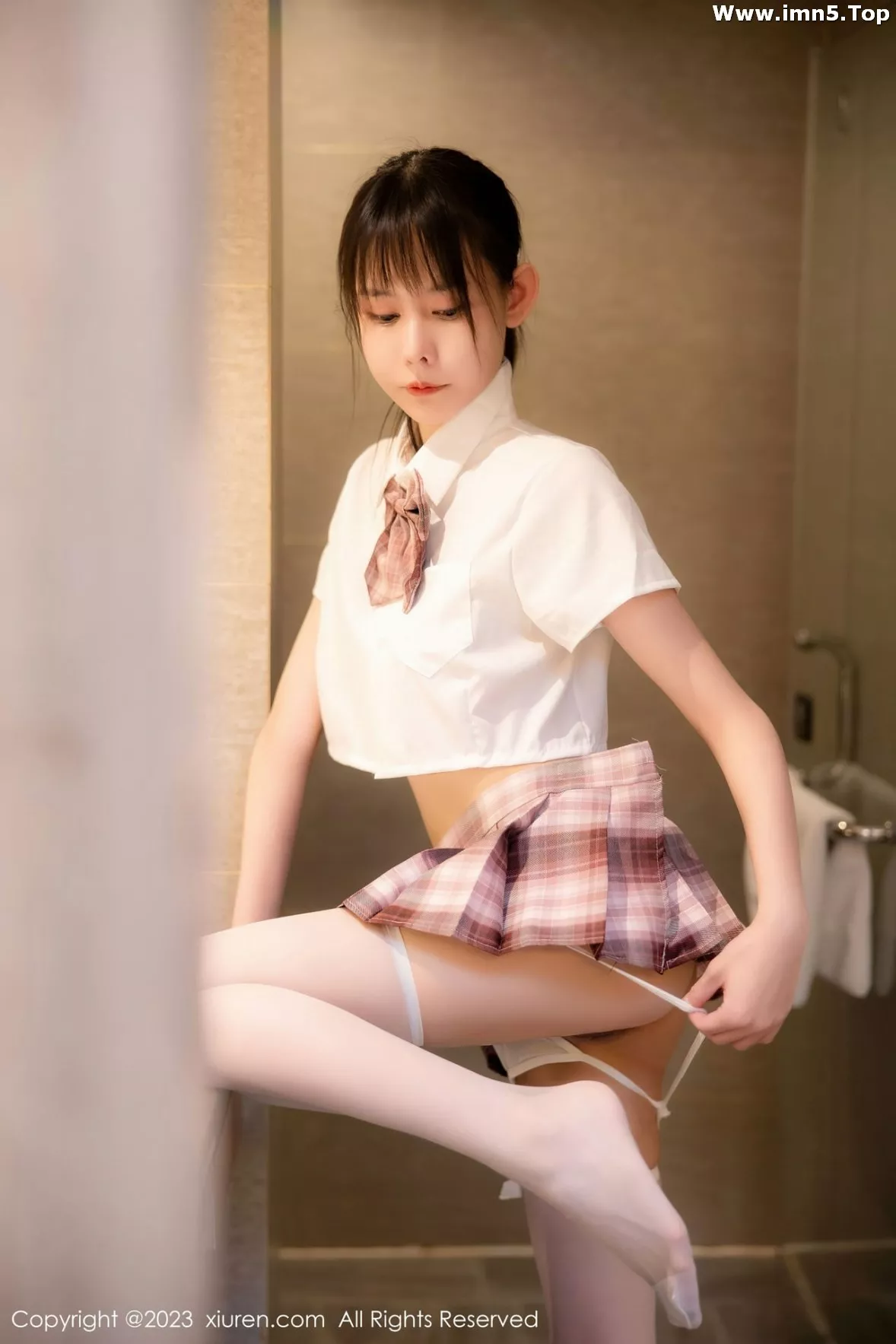 [XiuRen秀人网]No.6200_新人模特甜佳佳浴室白色短款上衣配格子裙秀曼妙身姿迷人写真83P