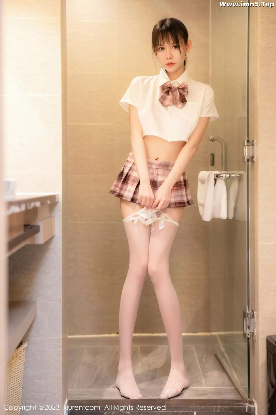 [XiuRen秀人网]No.6200_新人模特甜佳佳浴室白色短款上衣配格子裙秀曼妙身姿迷人写真83P