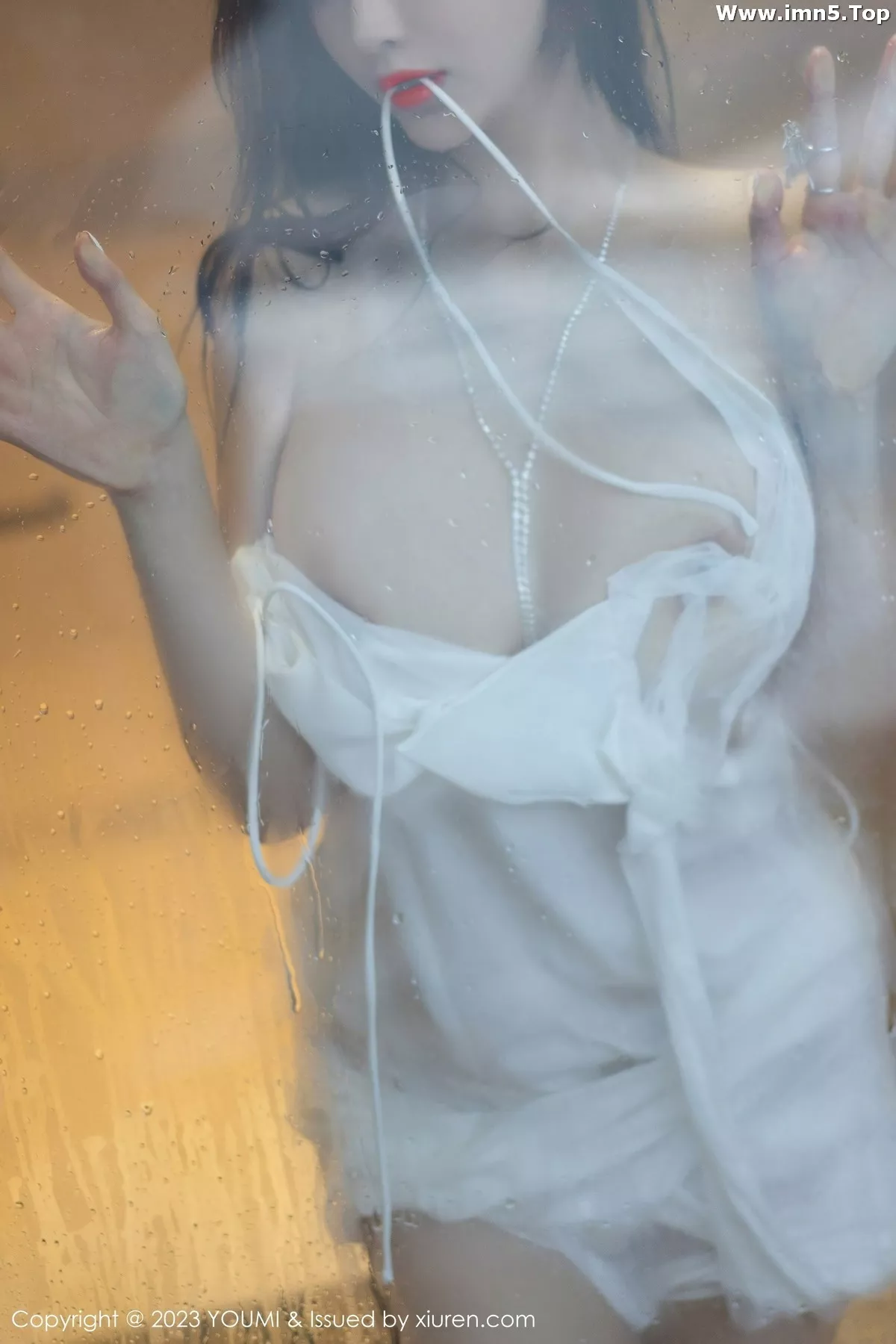 [YouMi尤蜜荟]Vol.897_女神Carol周妍希泳池性感白色吊带长裙湿身秀完美身材诱惑写真74P