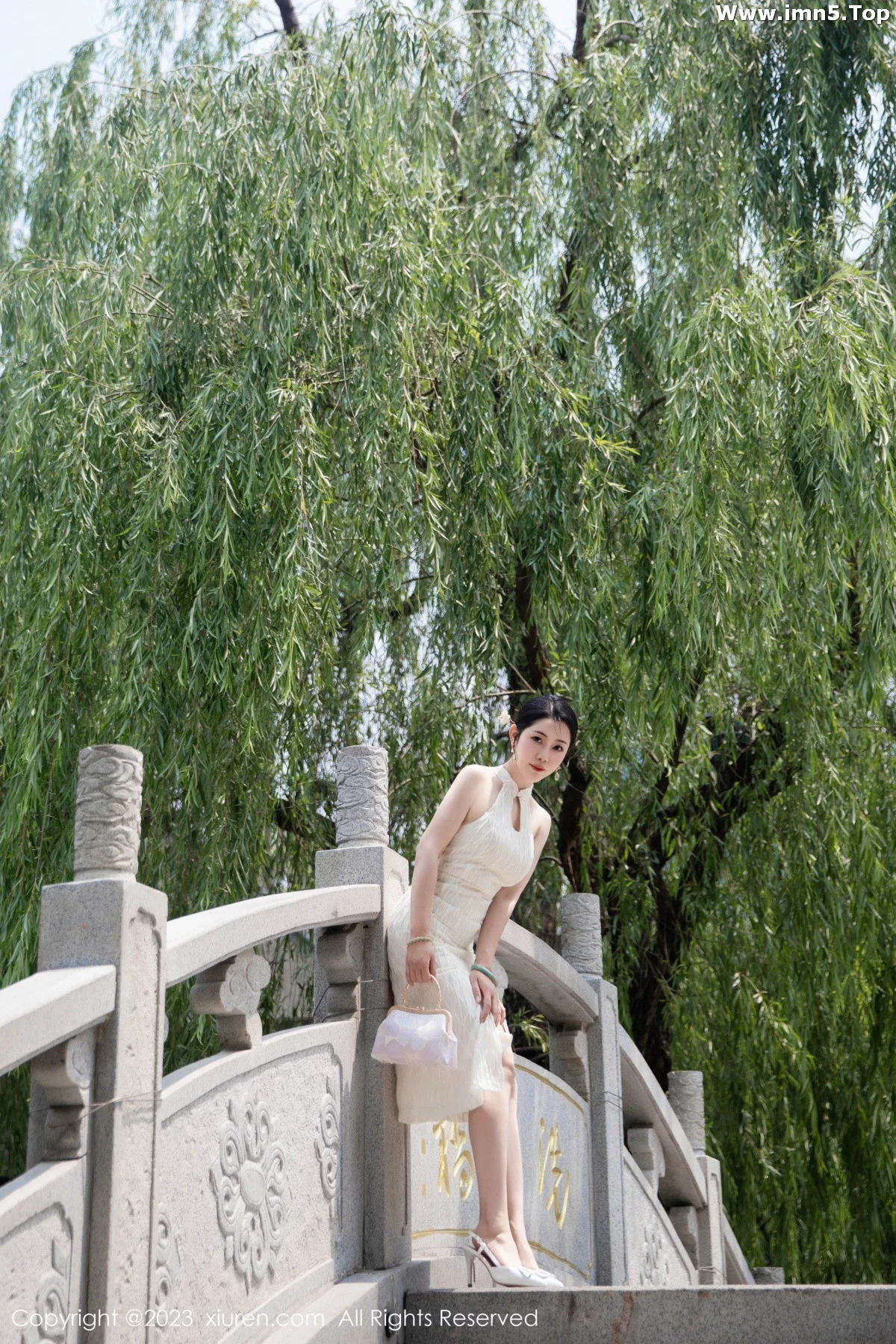 [XiuRen秀人网]No.7435_模特严利娅Yuliya性感白色旗袍服饰秀婀娜身姿完美诱惑写真71P