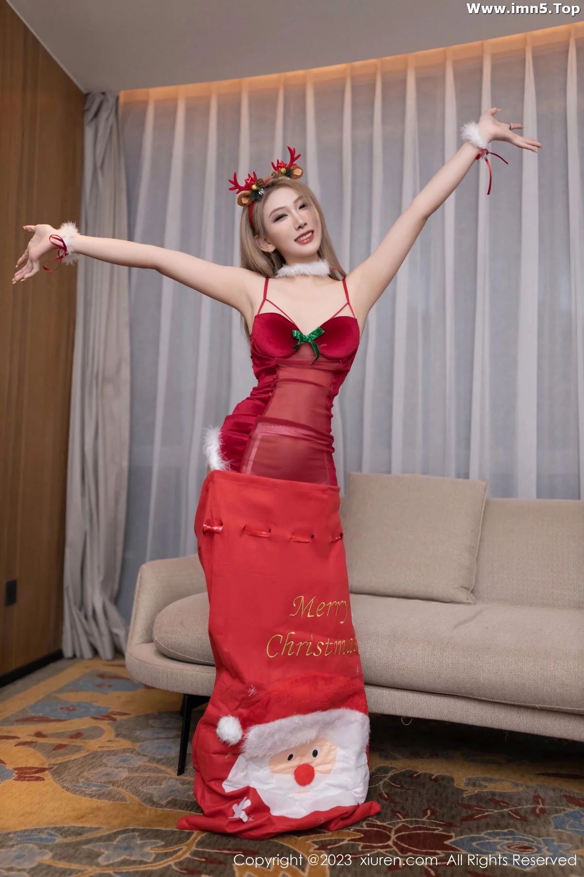 [XiuRen秀人网]No.7844_模特沈青黛圣诞主题拍摄性感红色服饰配白丝袜秀曼妙身姿写真83P